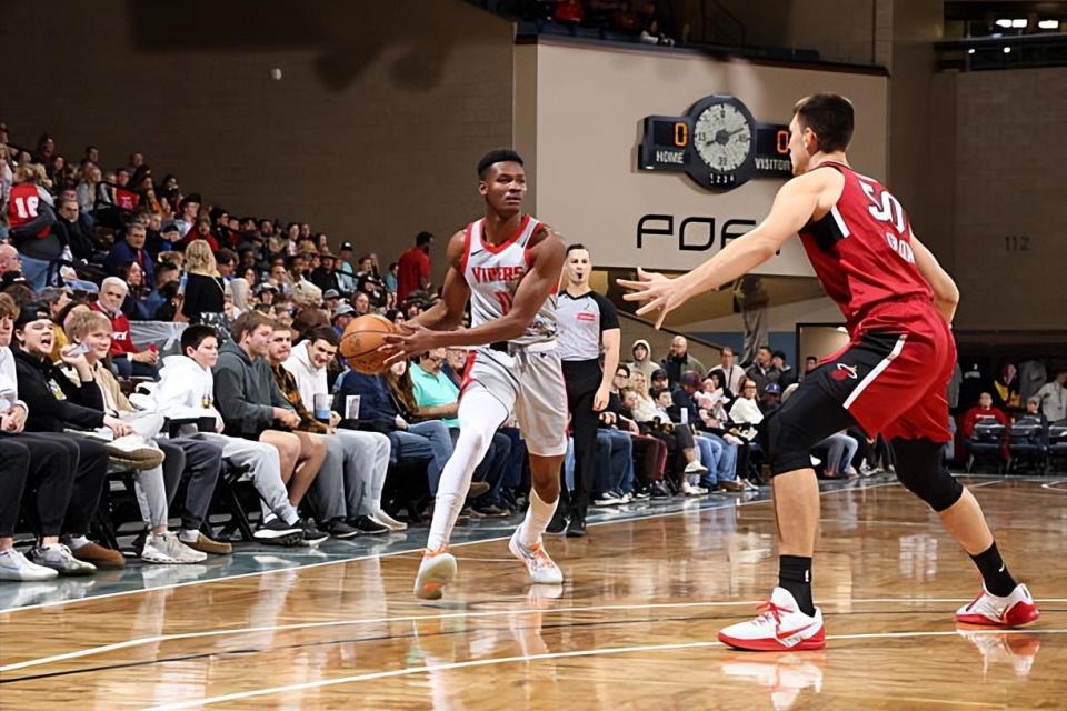 世界杯滚球玩法-惨败中为数不多的亮点！火箭二队替补内线的能力其实非常全面？